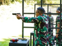 Komandan Koderal lX Uji Kemampuan Menembak Pistol PJU dan Kasatker Kodaeral lX
