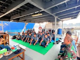 Dansatrol Kodaeral IX Kunjungi dan Berikan Jam Komandan Kepada Personel KRI Kerapu-812
