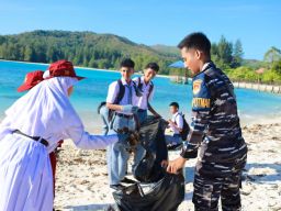 TNI AL Ajak Pelajar Pulau Buru Berburu Sampah Bersihkan Pantai Jikumerasa