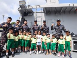 Kodaeral IX Kenalkan Kehidupan Prajurit TNI AL di Kapal Perang kepada Anak Usia Dini