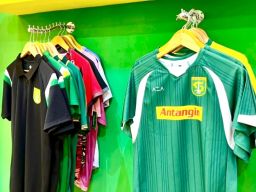 JERSEY 2004 DIHIDUPKAN LAGI: PERSEBAYA BANGKITKAN MEMORI, BONEK BAWA PULANG SEJARAH