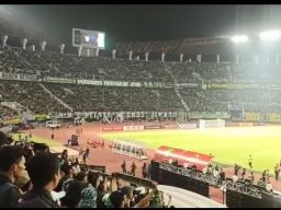 Dari Tribun GBT, Bonek Menggerakkan Donasi Masker untuk Korban Karhutla
