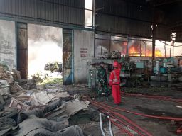 Kebakaran Lahap Gudang Eks PT New Era di Prambangan, Babinsa dan Petugas Gabungan Turun Tangan
