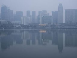 Kabut Asap Kebakaran Hutan Indonesia Selimuti Singapura, Gedung Pencakar Langit Tampak Samar