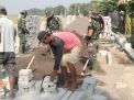 Pemasangan Paving Oleh Satgas TMMD Di Desa Kupang Sudah Mencapai 70%