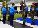 DANMENART 2 MARINIR TERIMA ALAT FITNES DARI KOMANDAN KORPS MARINIR