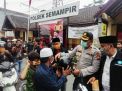 AMP Bagi Masker Dan Penyemprotan Disenfektan Didepan Polsek Semampir 