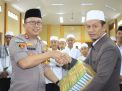 Serahkan Infak dan Memberikan Al Qur'an  Ke Pesanten