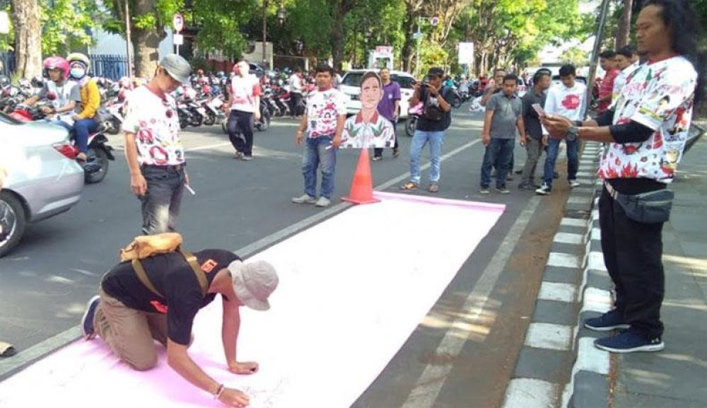 Ratusan Warga Gelar Aksi Dukungan Gibran Sebagai Calon Wali Kota