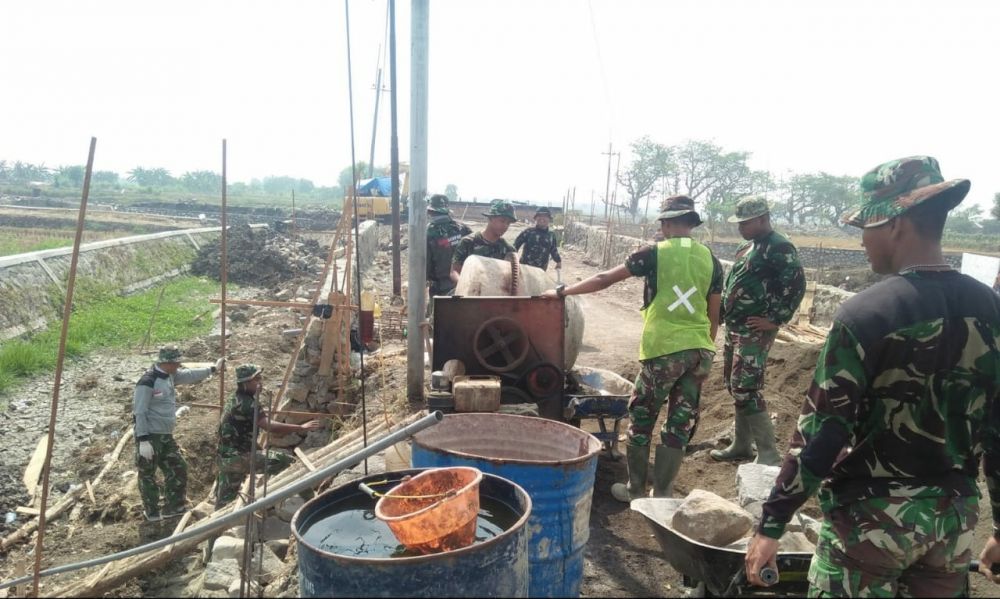 Personil Satgas TMMD Tetap Semangat Dalam Pembangunan Jembatan
