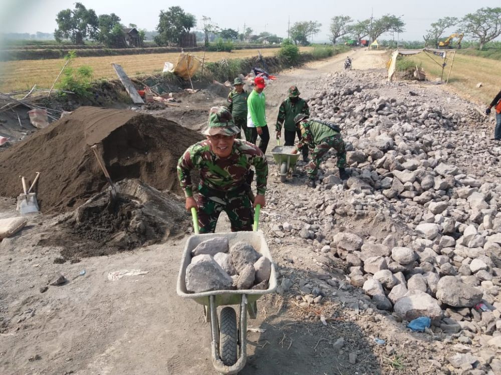 Koramil Krian Kerahkan Personel Untuk Membantu Satgas TMMD Desa Kupang