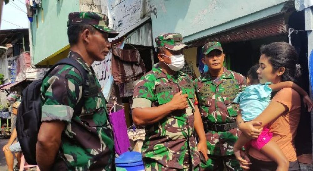Pendam V/Brawijaya Bersama Babinsa Lakukan Pendataan Anak Stunting di Wilayah Sawunggaling