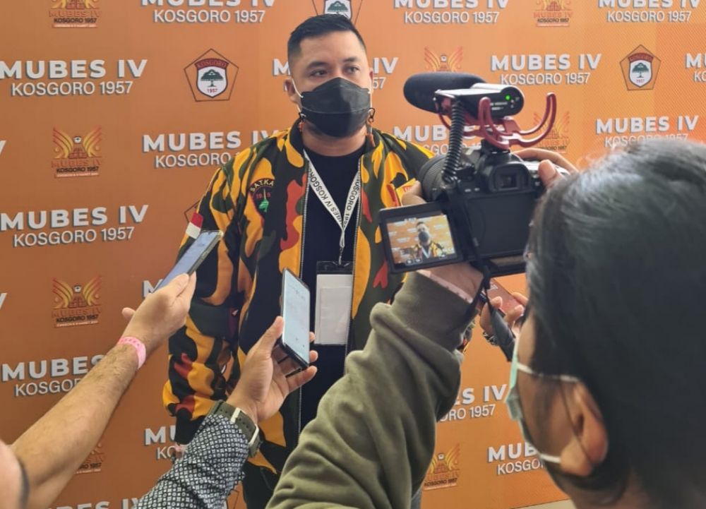Sekretaris pamitia pelaksana Mubes IV Kosgoro 1957 Kemas Ilham Akbar, saat memberikan pernyataan persnya, Minggu (7/3/2021).