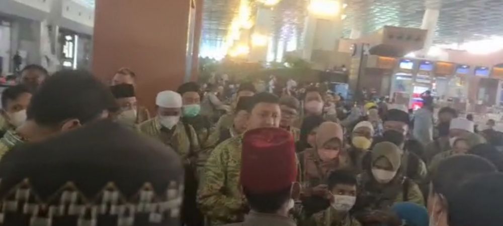 Ketua umum Bapera H. Fahd Arafiq  memimpin doa keberangkatan 1000 pemuda untuk umroh
