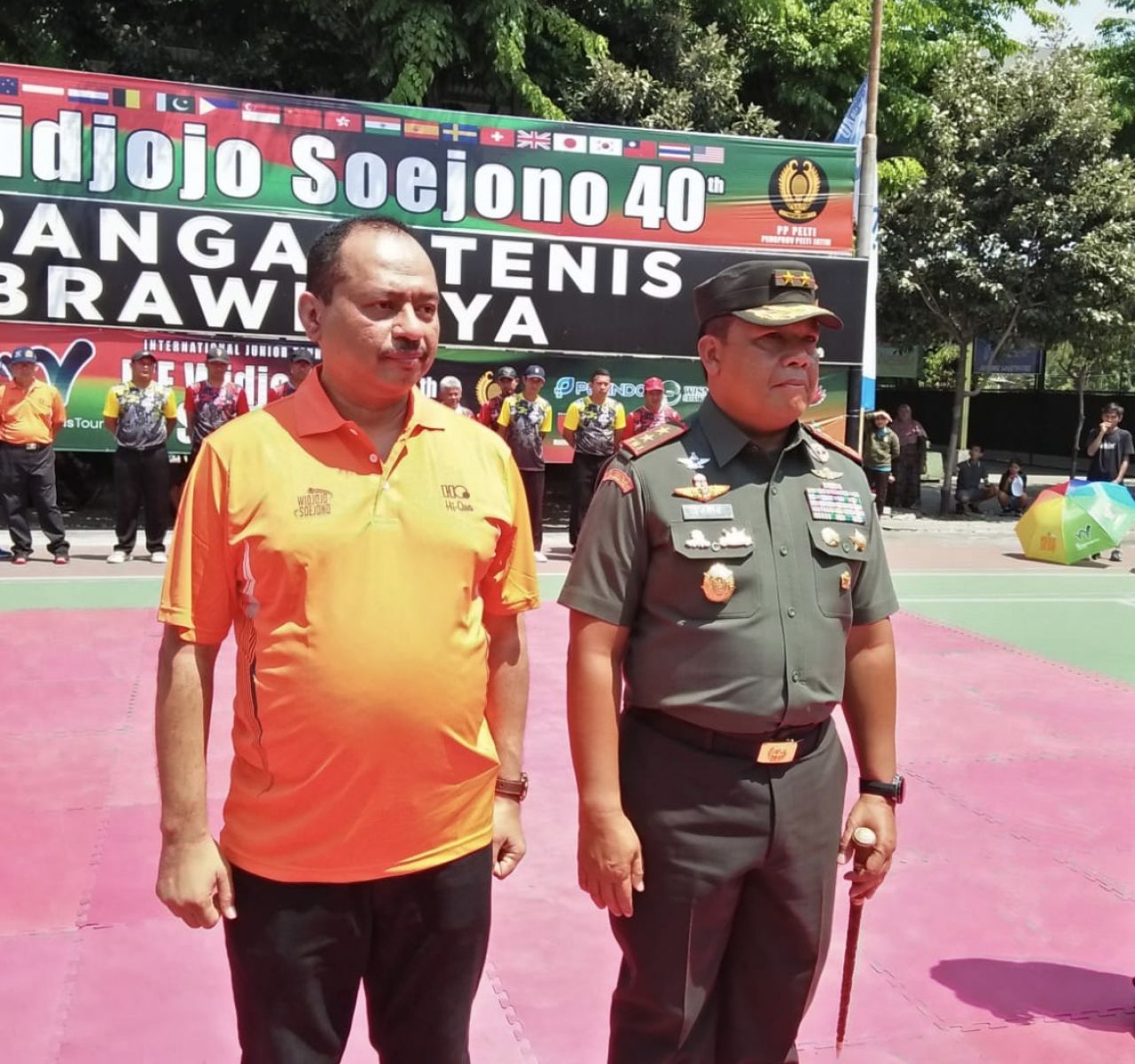 Ketua Umum KONI Jatim, M. Nabil dan Pangdam V Brawijaya, Mayjend TNI Farid Makruf saat pembukaan turnamen tenis ITF piala Widjojo Soejono ke 40 di Lapangan Tenis Kodam V Brawijaya