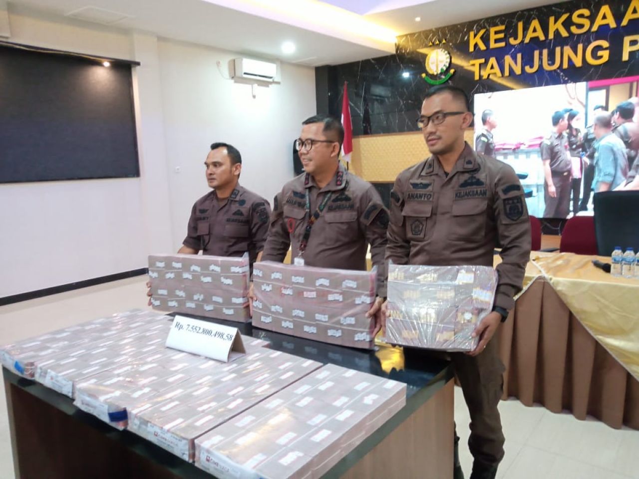 Dua Tersangka PT SEP Kembalikan Uang Rp 7,5 Millar ke Kejari Tanjung Perak 