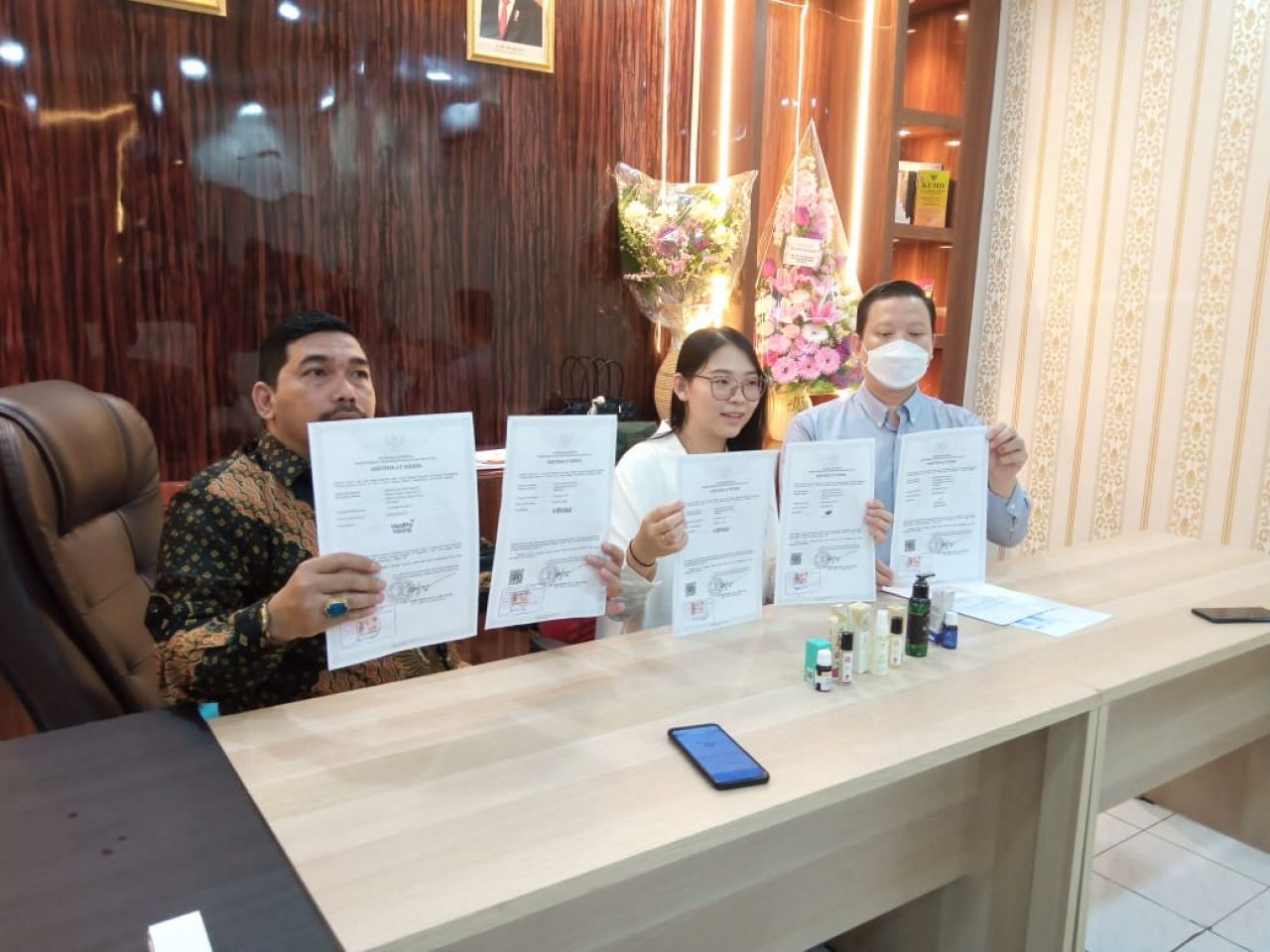 Foto : Nadia Dwi Kristanto Didampingi Kuasa Hukum Ucok Jimmi Lamhot,SH memberikan klarifikasi atas kasus yang di alaminya kepada awak media, Jum'at (10/11/23).