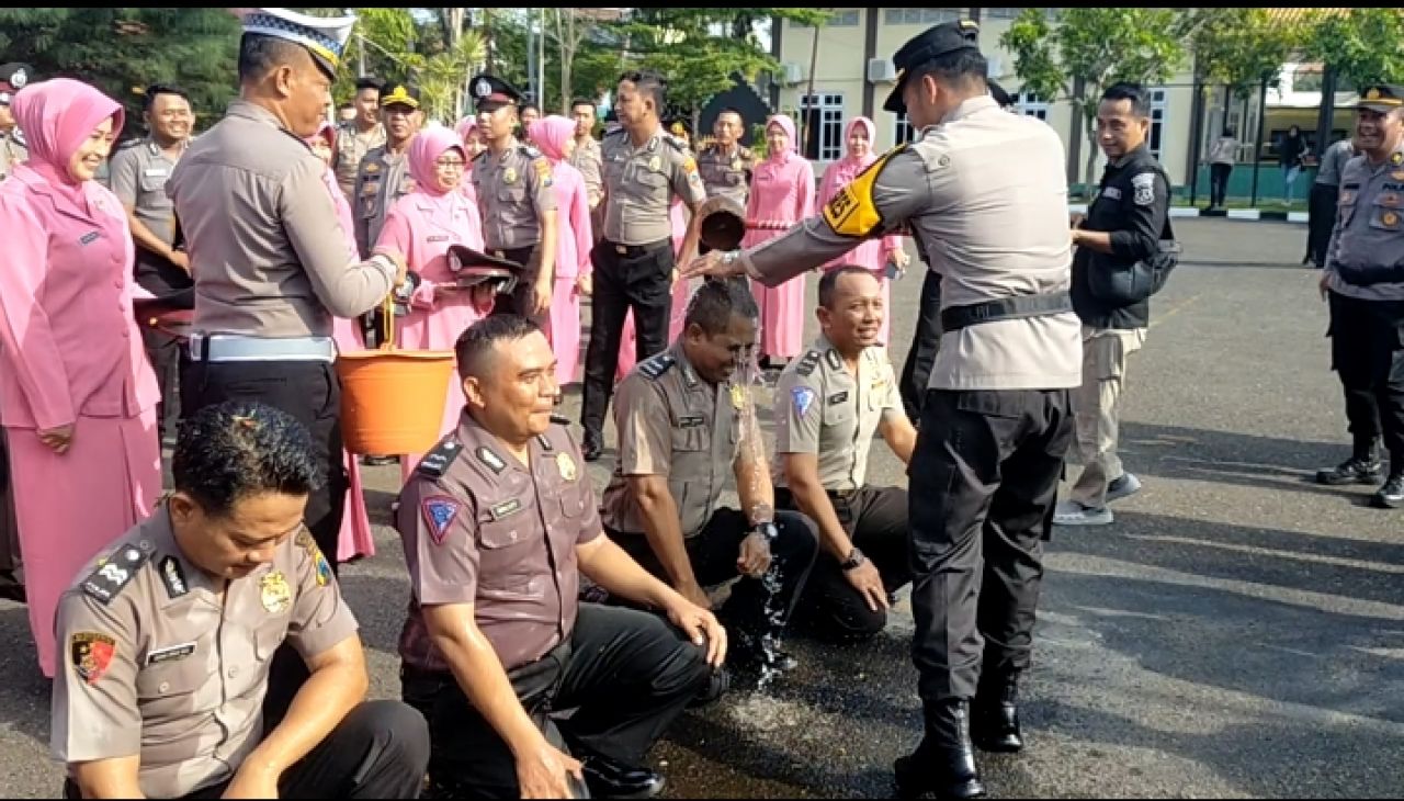 Mengawali Tahun 2024 Personil Polres Sampang Naik Pangkat Sebanyak 35 Orang