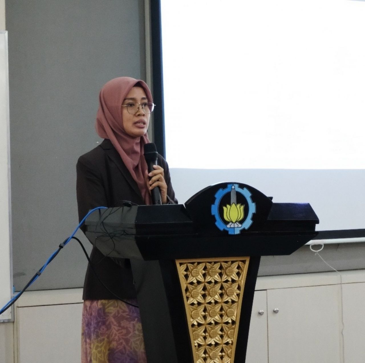 Dr Tining Haryanti SKom MM MKom