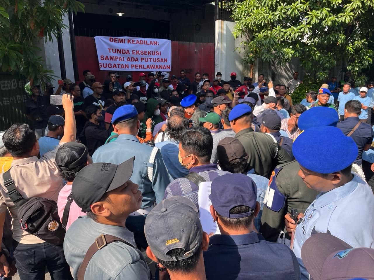 Gegara Ditolak Termohon, Juru Sita PN Surabaya Tunda Eksekusi di Jalan Kenjeran