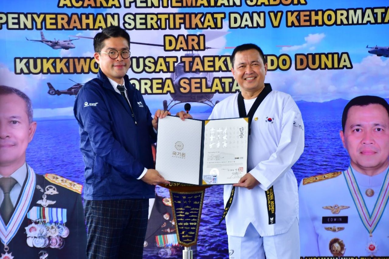 Asrenum Panglima TNl Terima Sabuk Kehormatan DAN V Taekwondo Kukkiwon