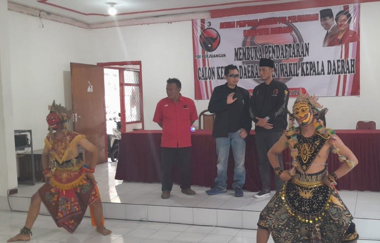 Tokoh Budaya Jati Duwur Jombang Isma Hakim Rahmat Daftar Bacabup di DPC PDIP