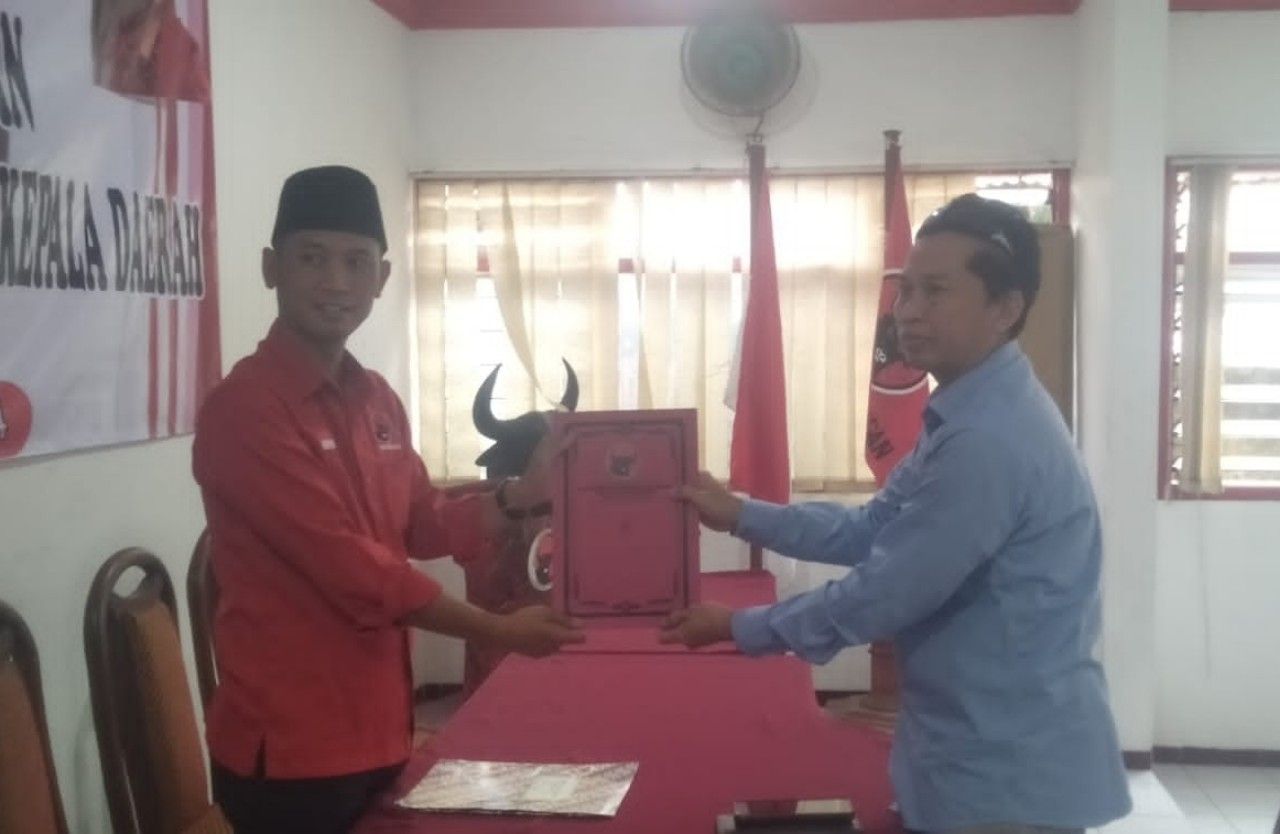 Budayawan Topeng Mas Hakim Kembalikan Formulir ke DPC PDI Perjuangan Jombang