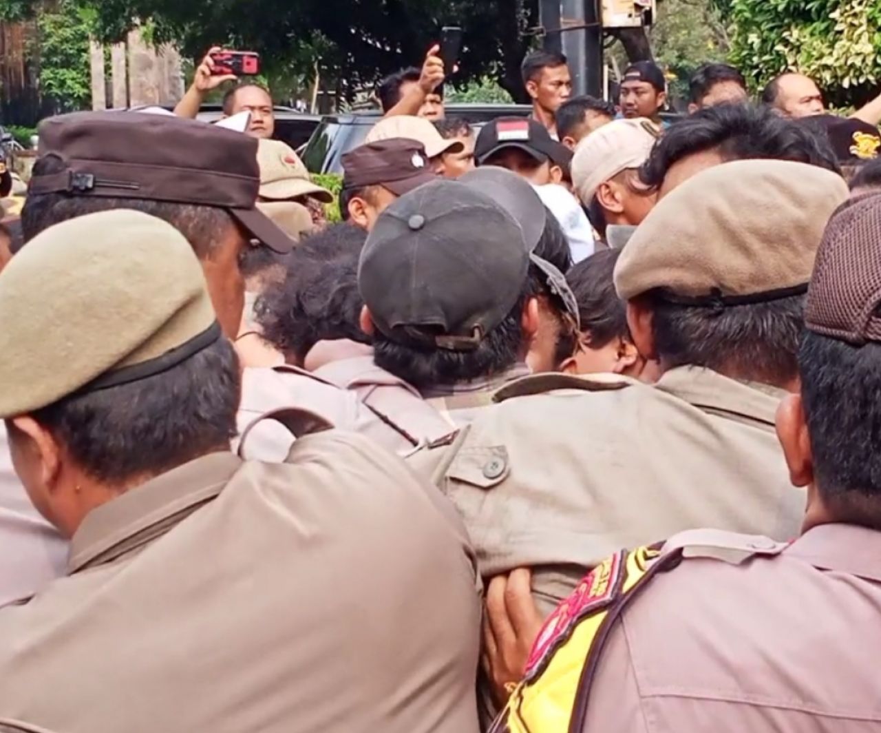 Progress Indonesia Dukung Plt Sekwan Laporkan Pelaku Pengrusakan Pagar DPRD Kota Bekasi