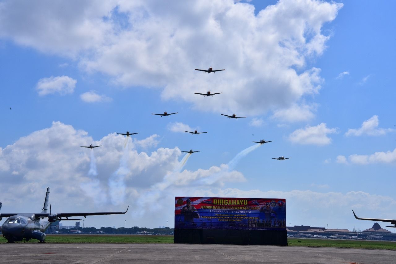23 Pesawat Udara TNl AL Demo Udara Meriahkan HUT Ke-68 Penerbangan Angkatan Laut