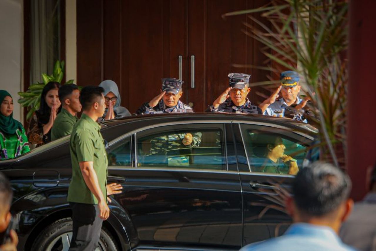 Komandan Puspenerbal Sambut Kedatangan Wakil Presiden RI di Bandara Juanda