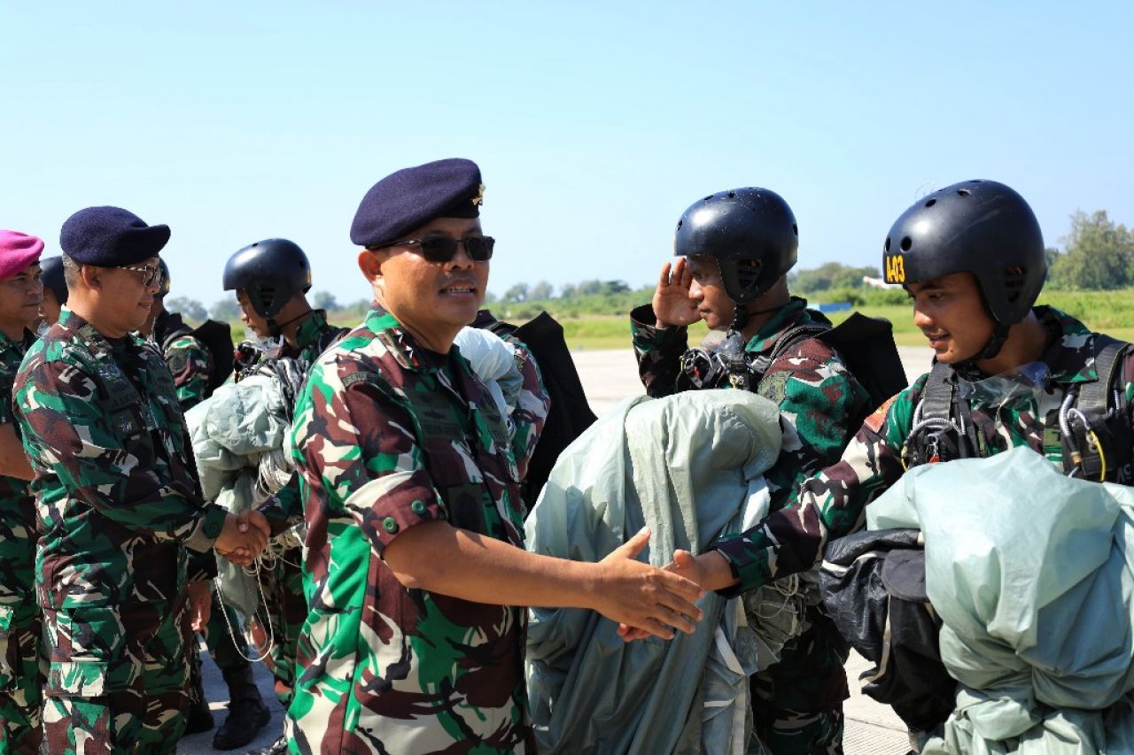 Komandan Puspenerbal Beri Ucapan Selamat 41 Siswa Diktaifib Usai Terima Brevet Terjun Free Fall