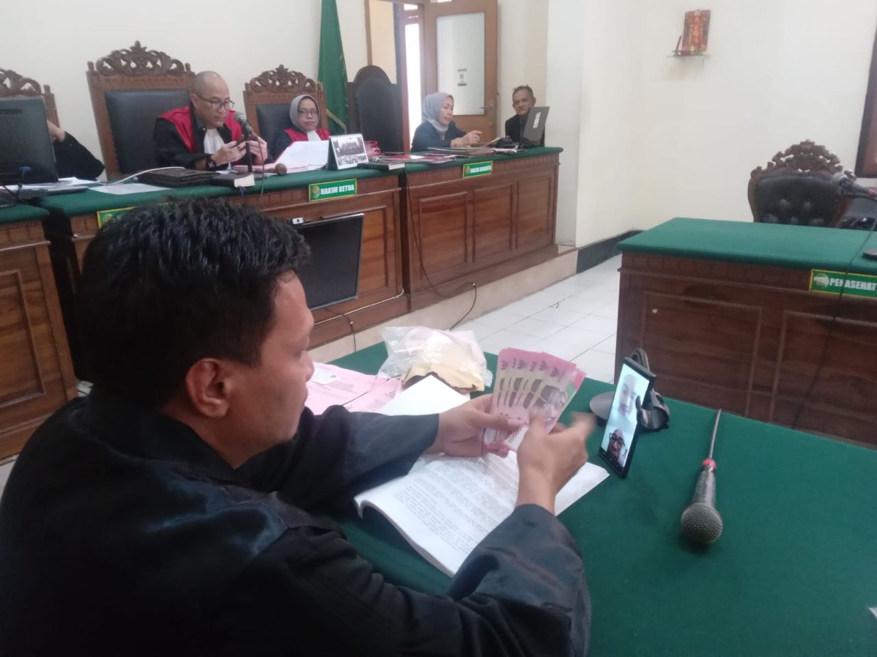 Edarkan Uang Palsu Terdakwa In'amul Hasan Abdullah Di Seret Di Pengadilan