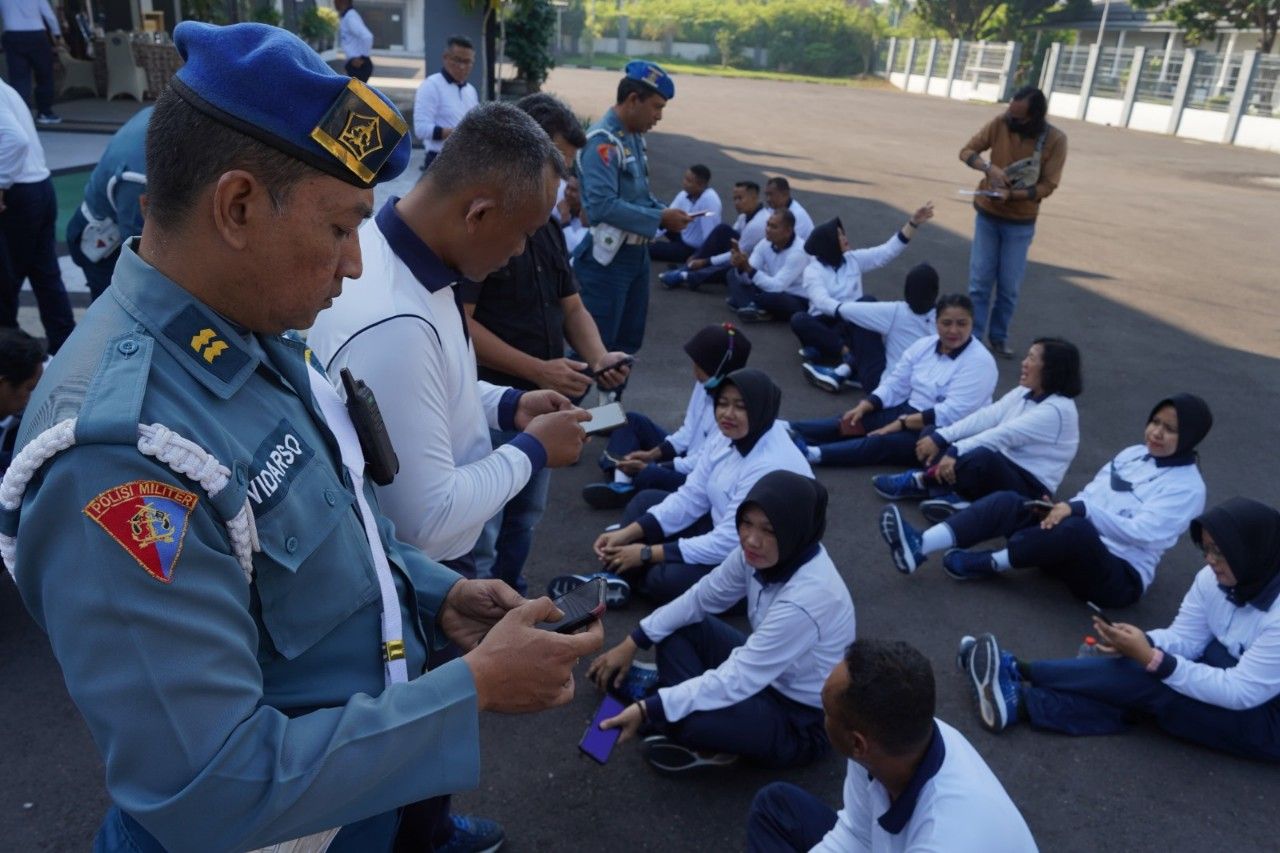 Cek Smartphone, Komandan Lanudal Juanda Pastikan Personelnya Tak Terlibat Judol dan Pinjol