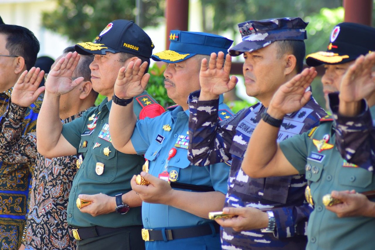Komandan Puspenerbal Sambut Kunker Presiden R1 Joko Widodo