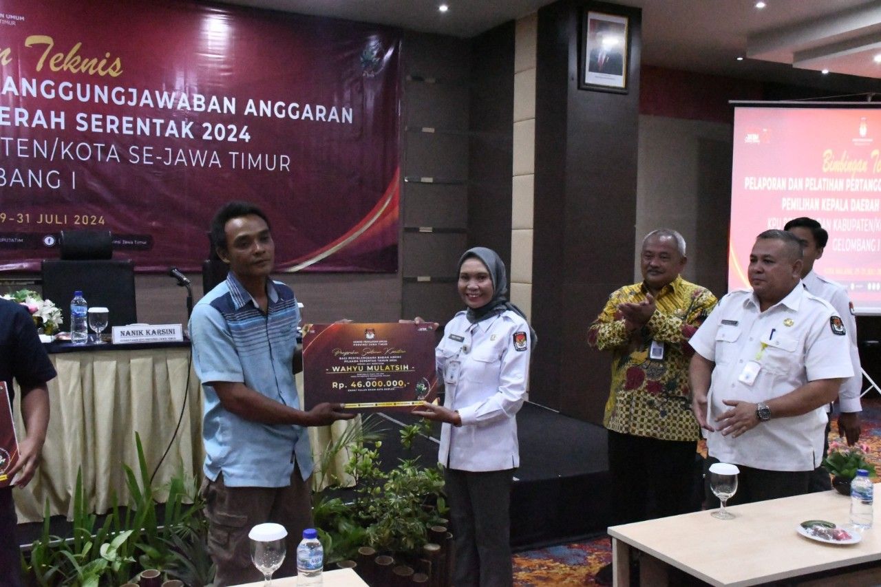 Dua Ahli Waris Pantarlih Terima Santunan KPU Jatim