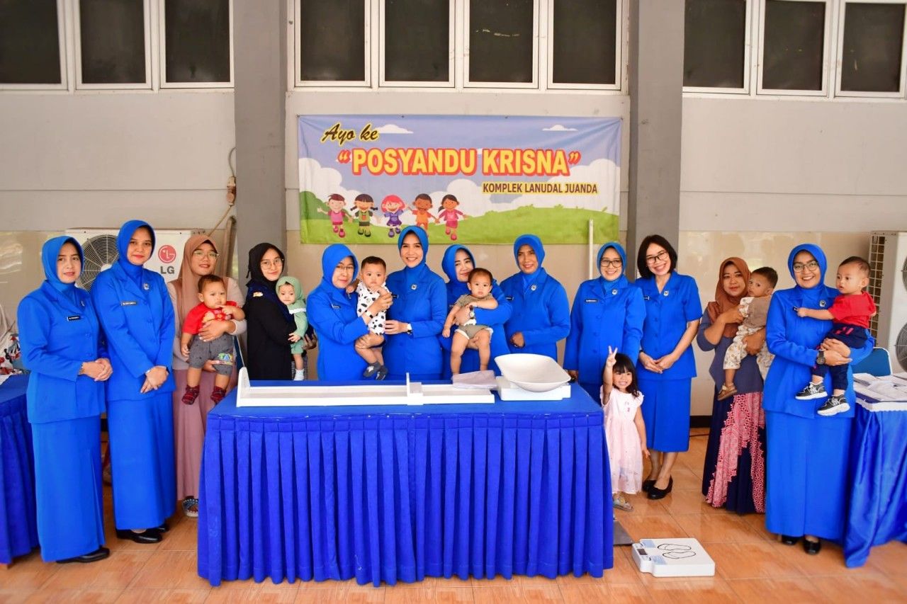 Bulan Vitamin A, PG Jalasenastri Puspenerbal Beri Vitamin A Balita Posyandu Krisna Juanda