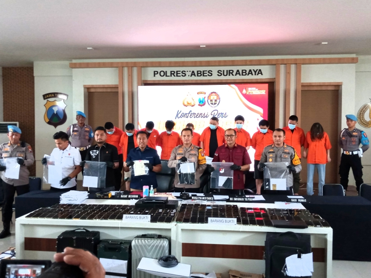 10 Tersangka Sindikat Penipuan Online Jaringan Internasional Diringkus Polrestabes Surabaya