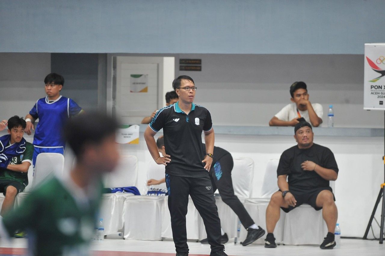 Pelatih Futsal Jawa Timur (Jatim), Ambar Suprianto saat memberi instruksi dari pinggir lapangan