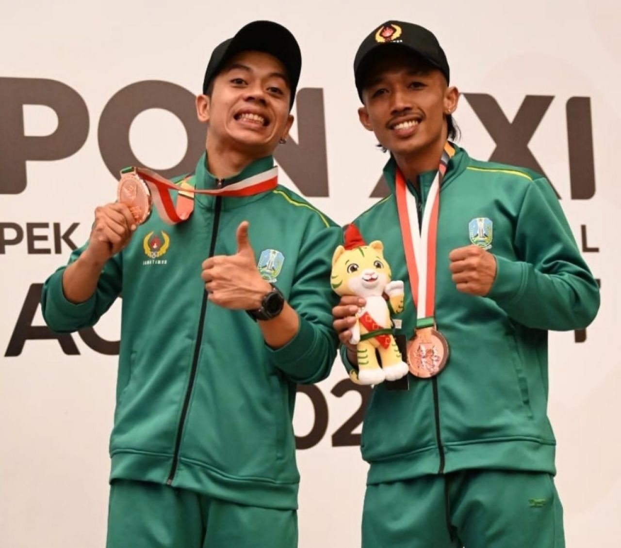 Sandhidea Cahyo Narpati dan Dian Nova Saputra mendapat medali perunggu nomor tradisional dancesport PON XXI Aceh-Sumut 2024. Kredit Foto: KONI Jatim