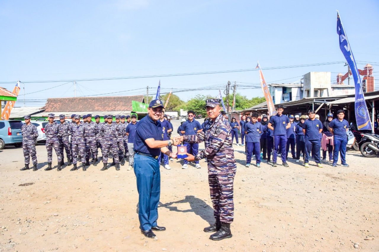 Lestarikan Pesisir Pantai, Lanudal Juanda Bersama Mahasiswa UHT Tanam Ribuan Bibit Mangrove