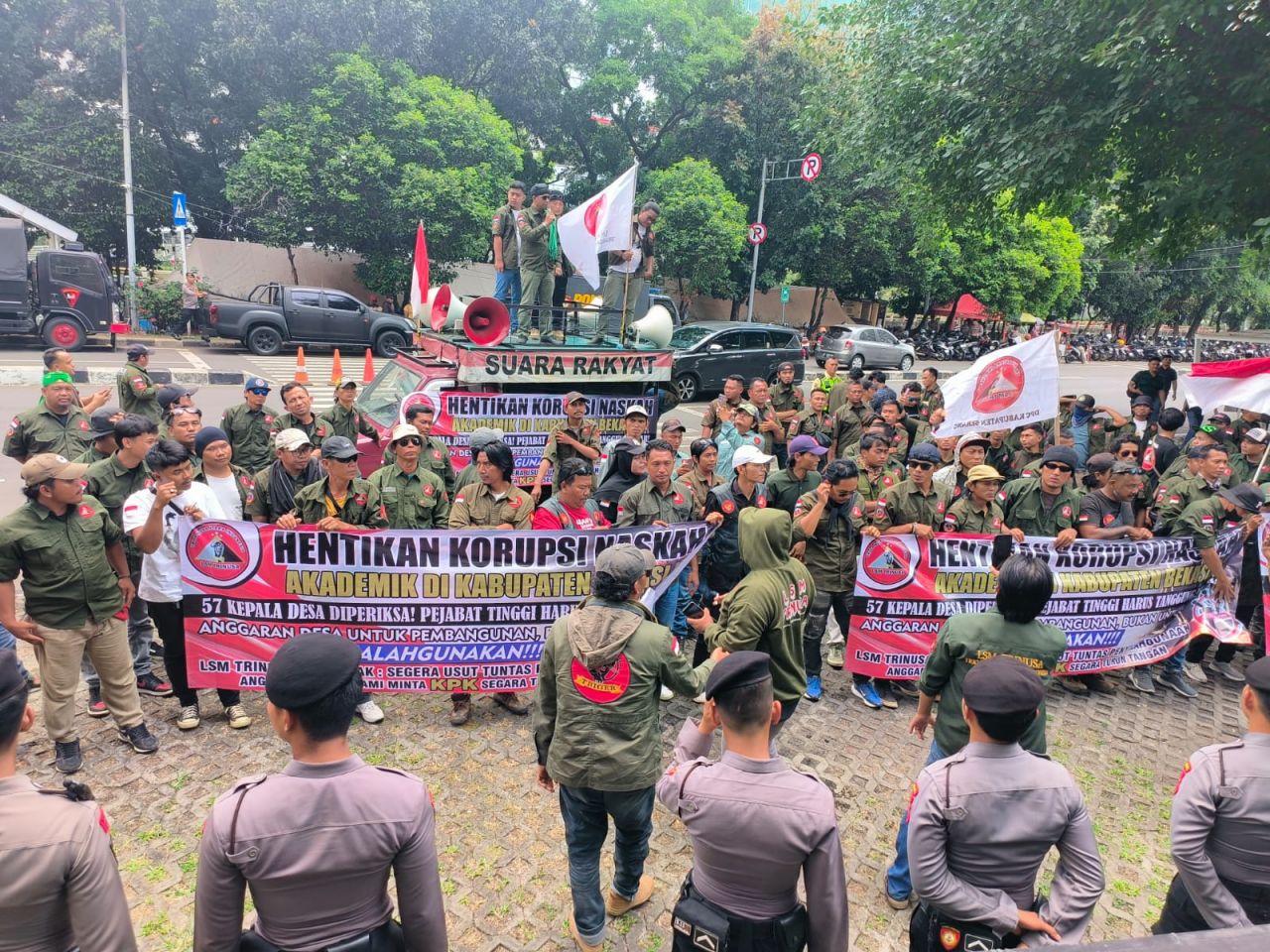Ratusan massa yang tergabung dalam Lembaga Swadaya Masyarakat (LSM) Triga Nusantara Indonesia (Tri Nusa) melakukan aksi di gedung Komisi Pemberantasan Korupsi (KPK) di jalan Kuningan Jakarta Pusat.