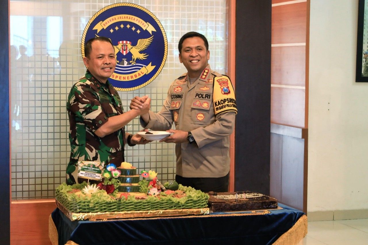 Komandan Puspenerbal Terima Kejutan Kue Ulang Tahun dari Polresta Sidoarjo H-1 HUT ke-79 TNl 2024