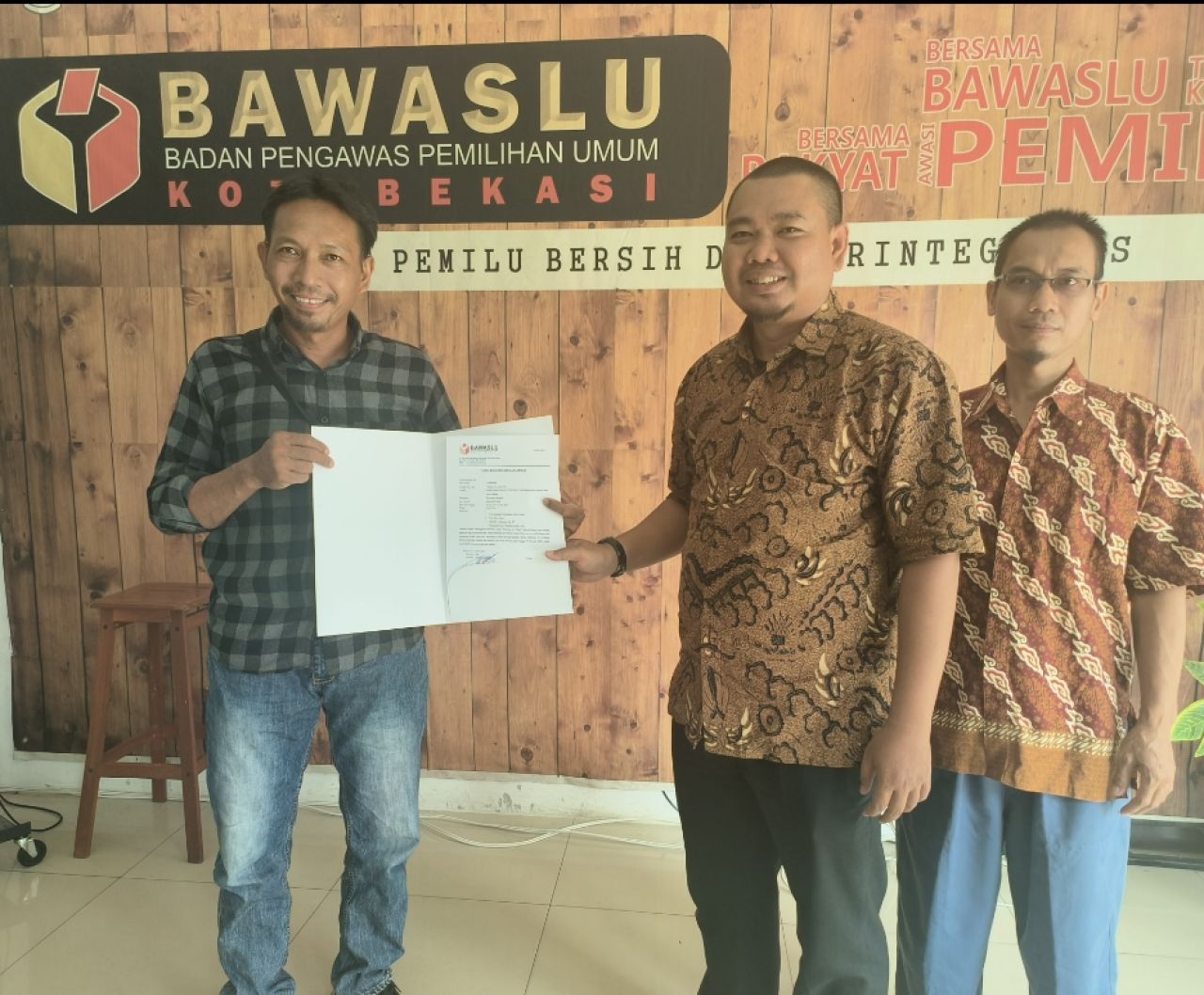 Casmono saat menunjukkan hasil laporan ke Bawaslu Kota Bekasi, (Foto: HNN)