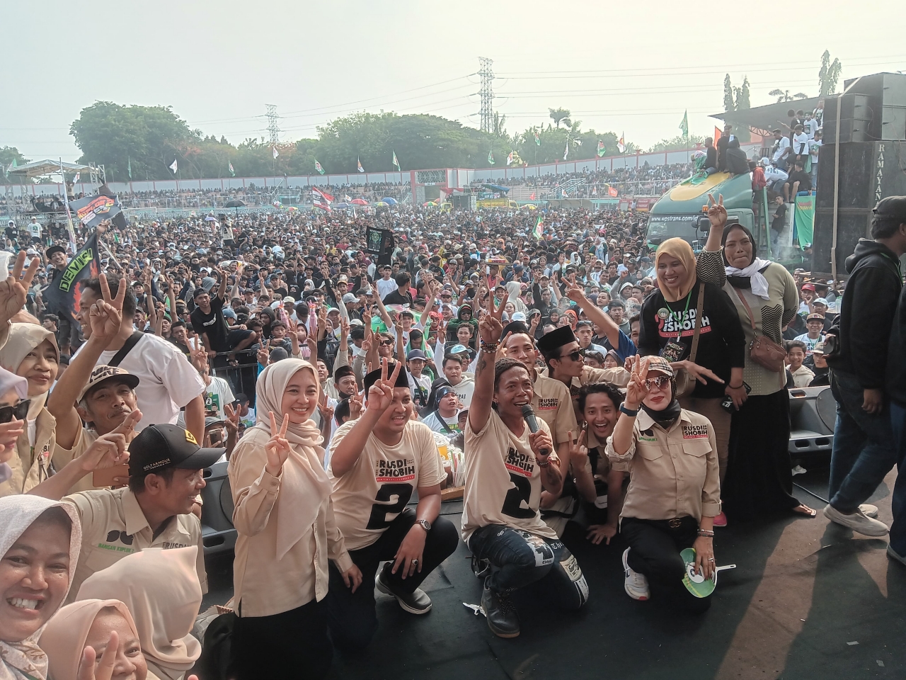 Paslon 02, Rubih berfoto di atas panggung saat kampanye akbar