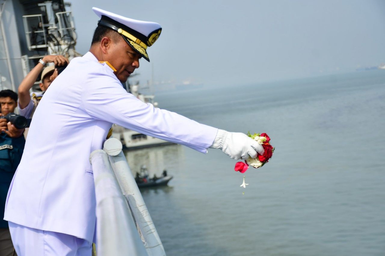 Peringati Hari Pahlawan, Wakil Komandan Puspenerbal Ikuti Upacara Tabur Bunga di Laut