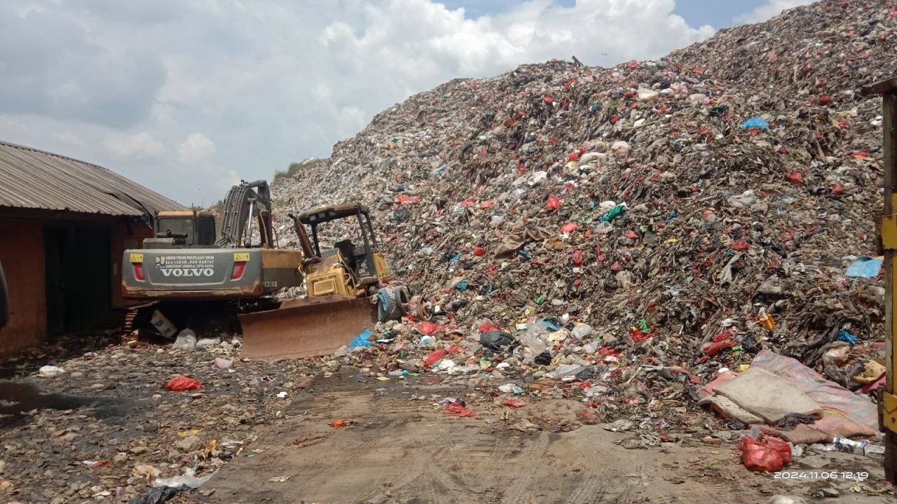 Tumpukan sampah di TPA Burangkeng Kabupaten Bekasi.