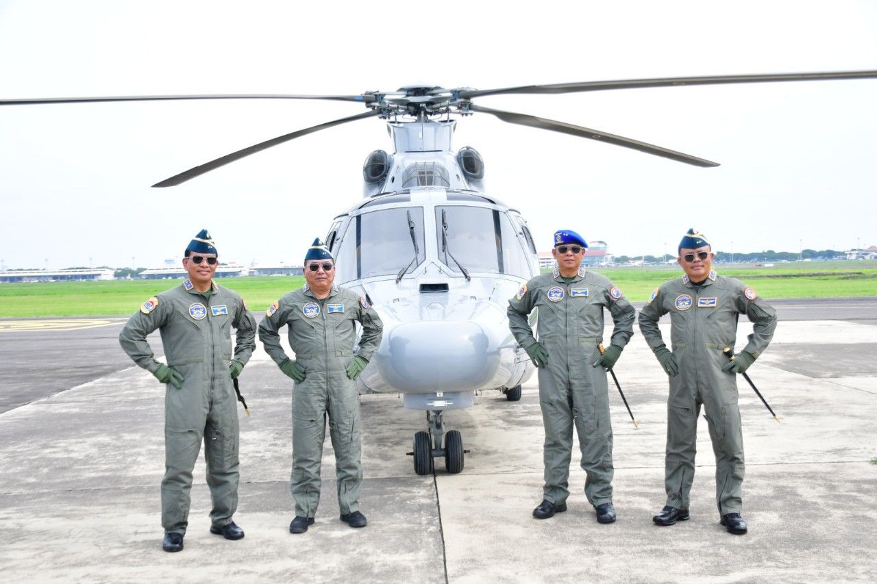 Komandan Puspenerbal Sematkan Brevet Kehormatan Penerbangan kepada Tiga Pati Bintang Dua TNl AL