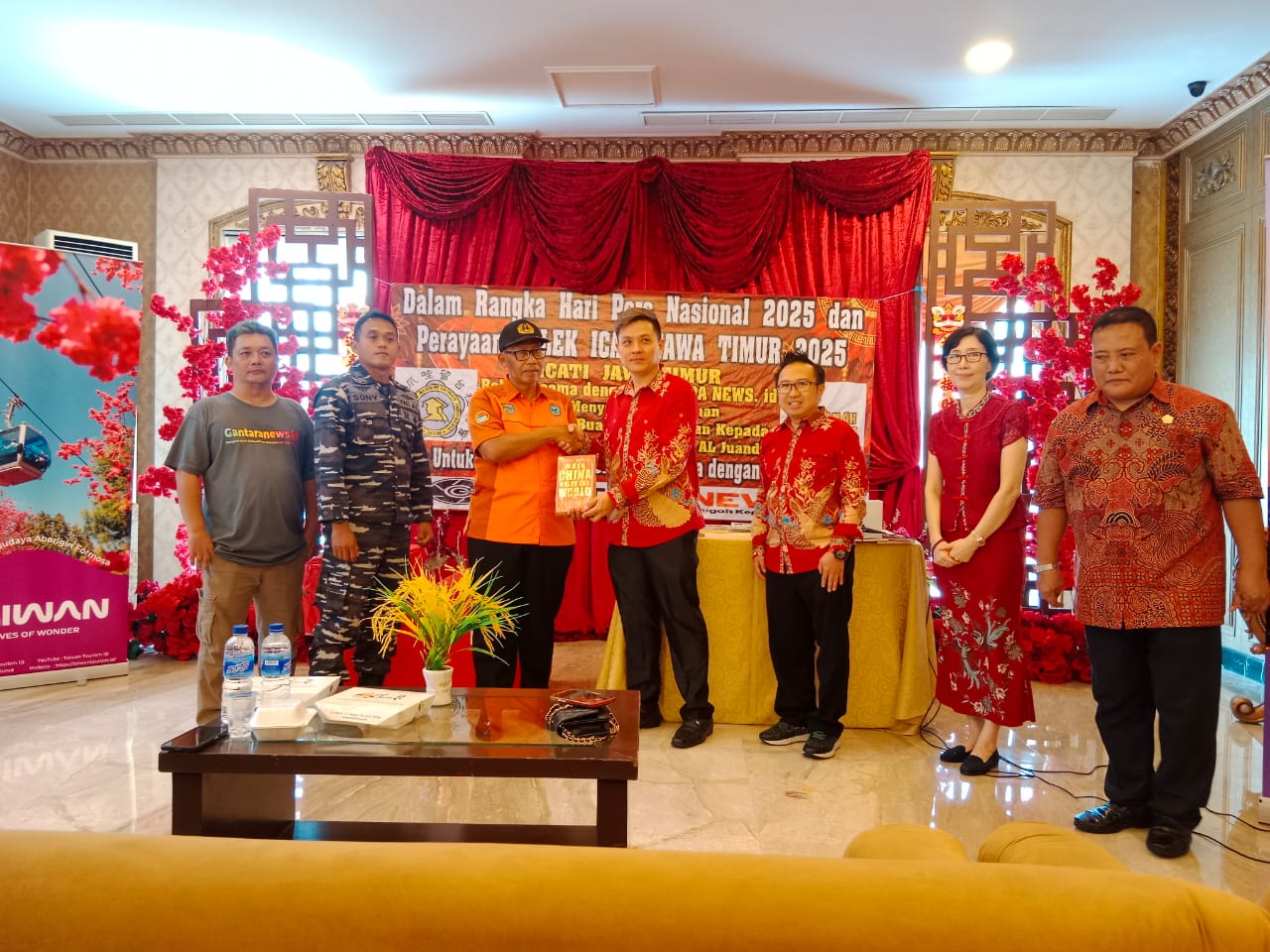 HUT HPN ICATI Jatim dan Gantaran News Salurkan 500 Buku ke Rumah Pintar Penerbal Juanda