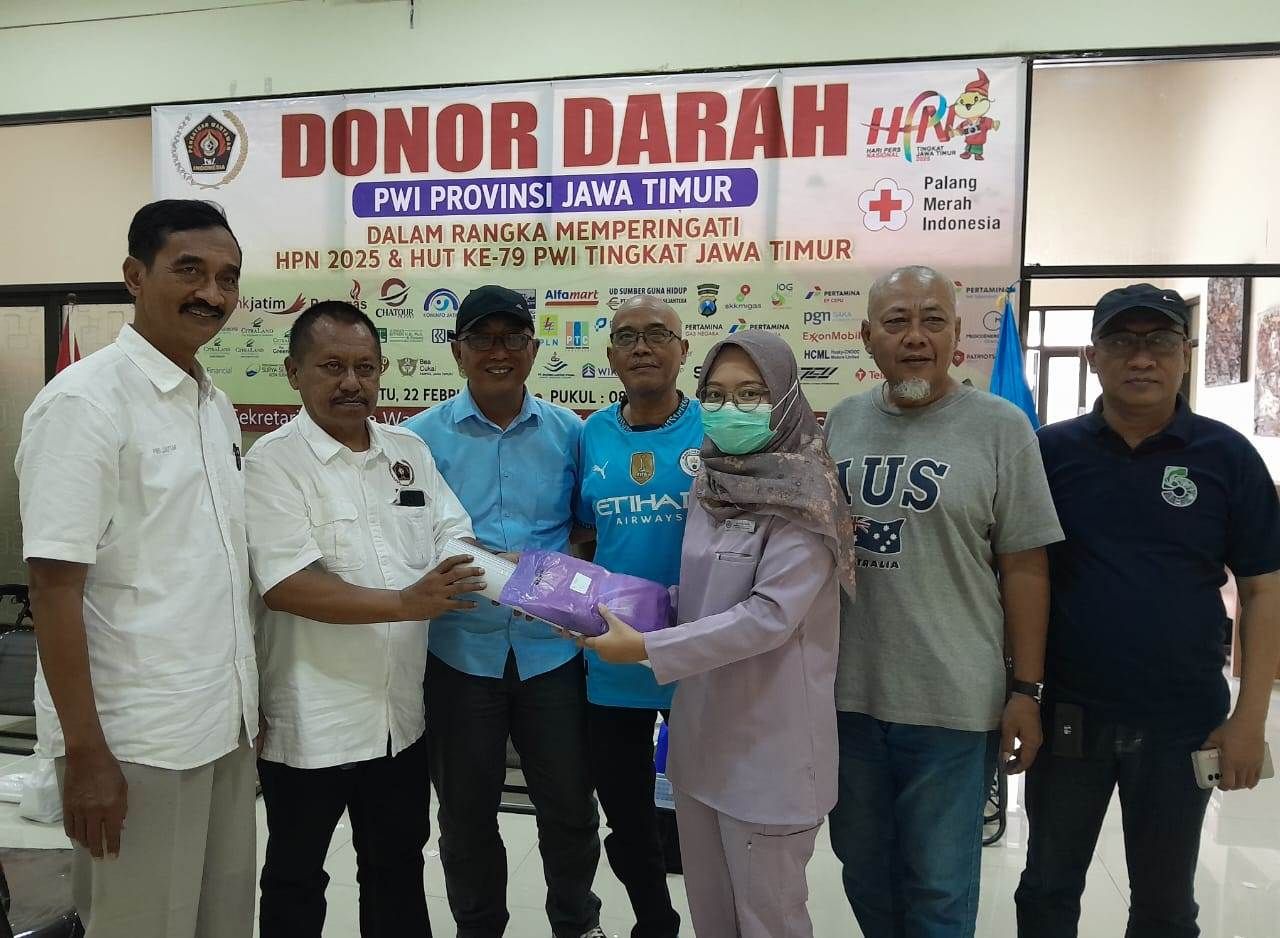 Puluhan Polisi dan TNI Ikuti Donor Darah PWI Jatim