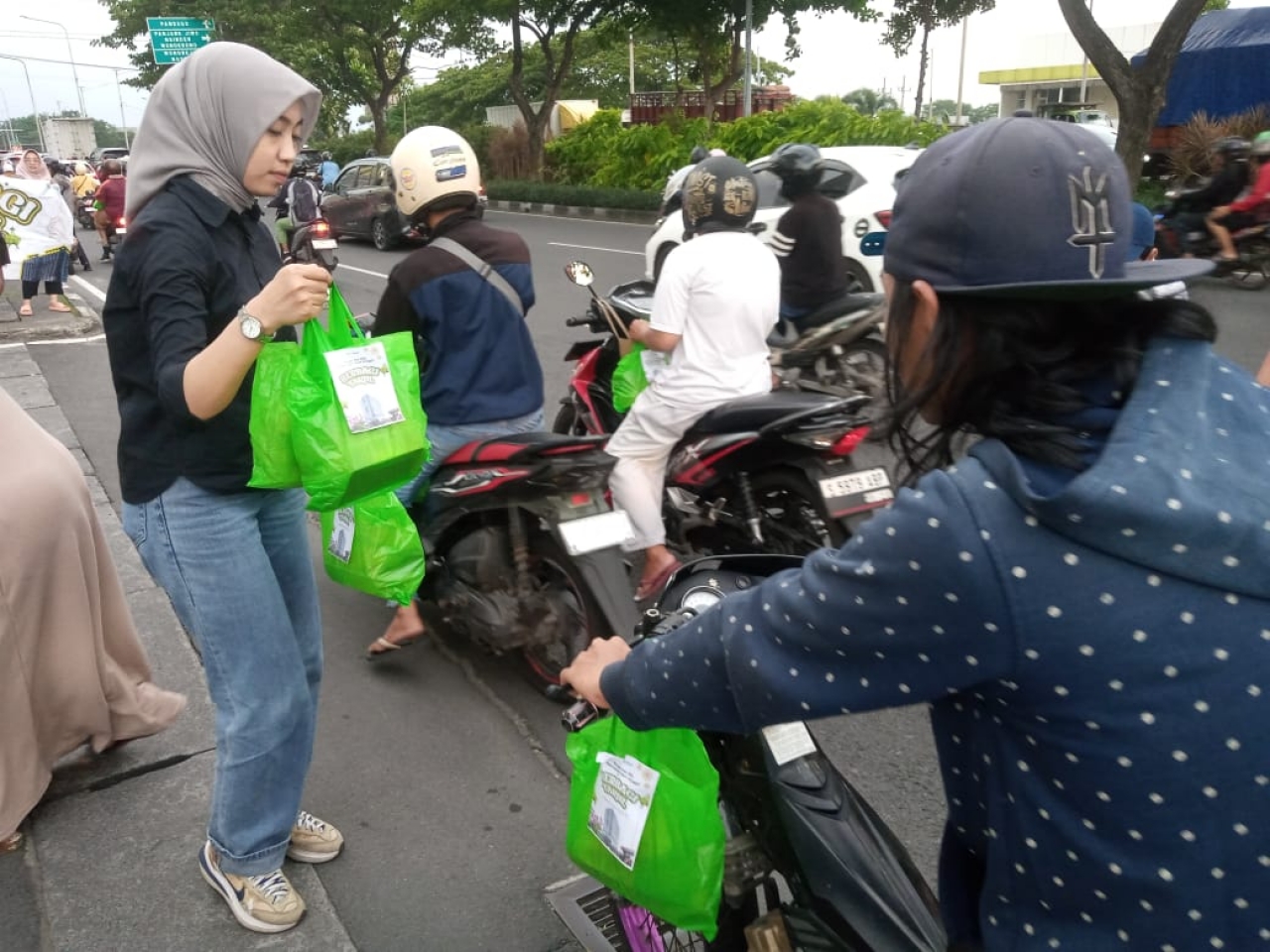 Safari Ramadhan BaleHinggil Dan Penghuni Bagikan Ratusan Takjil